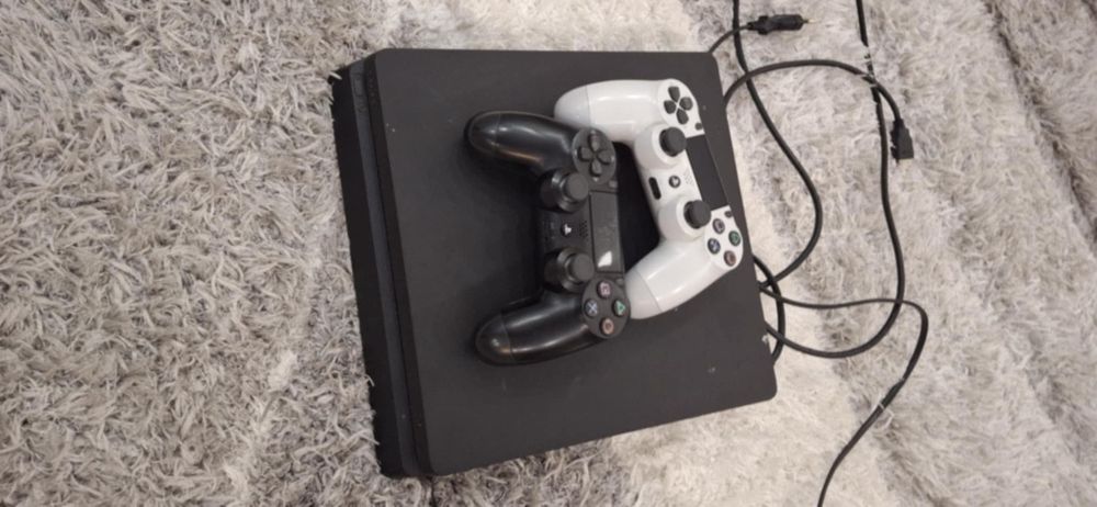 Ps4  în stare foarte bună cu 2 buc consolă și 15 buc de jocuri ps4