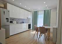 De inchiriat apartament cu 2 camere, balcon, parcare ext , AC