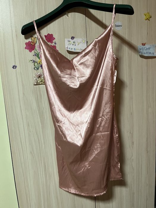 Сатенена розова рокля
