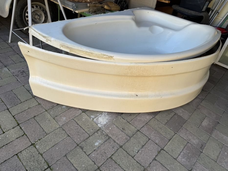 Vand cada baie, pe colt