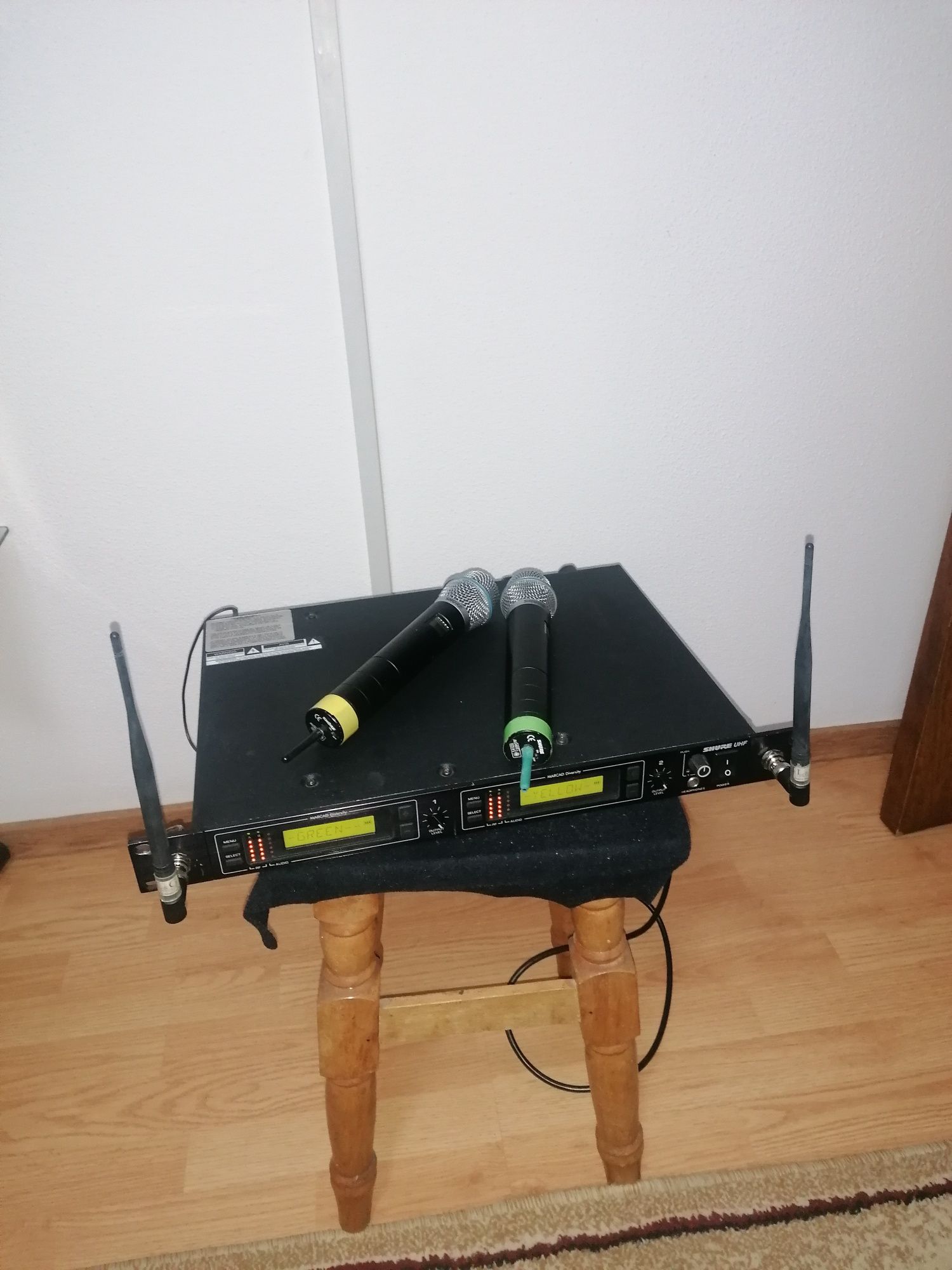 NEGOCIABIL. Set microfoane wireless shure u4d cu beta 87