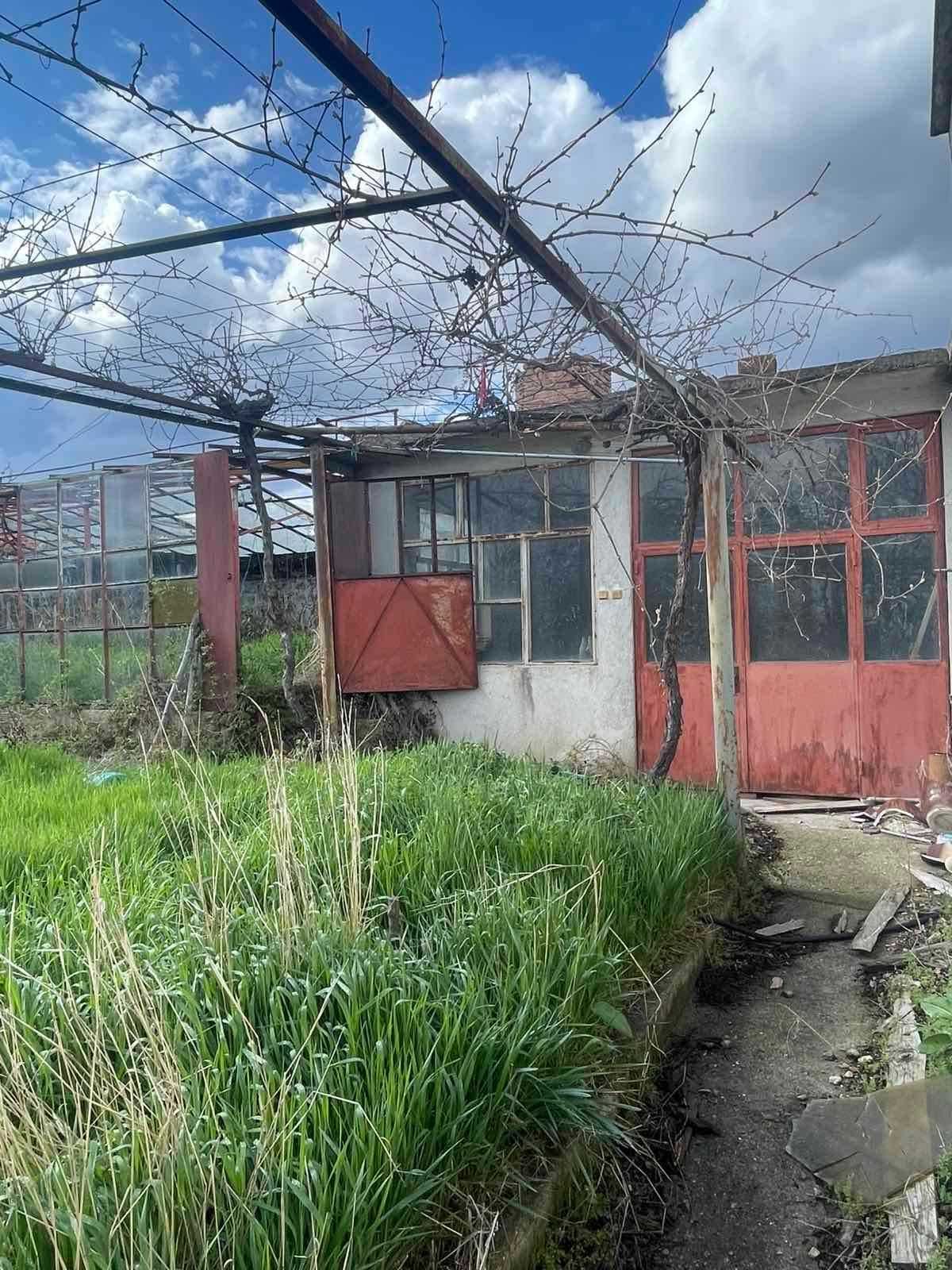 Продава се триетажна къща