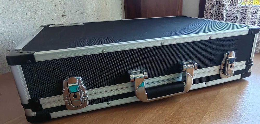 Продавам китарен процесор Boss GX-100 + подаръци