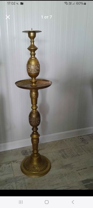 Висок подов свещник