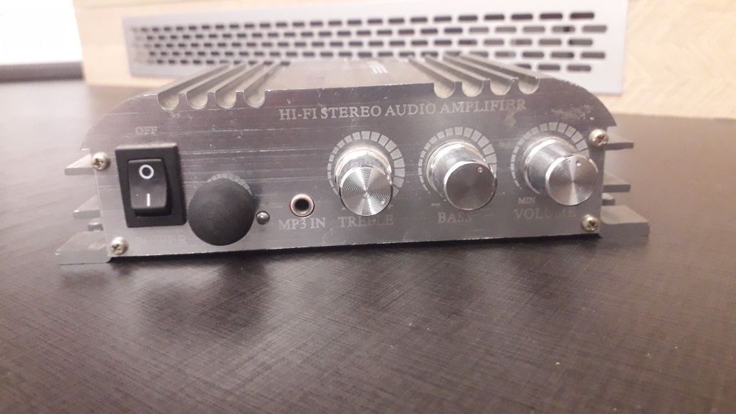 Stereo audio amplifier