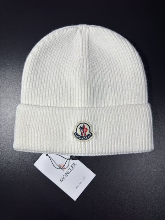 Beanie Moncler. .