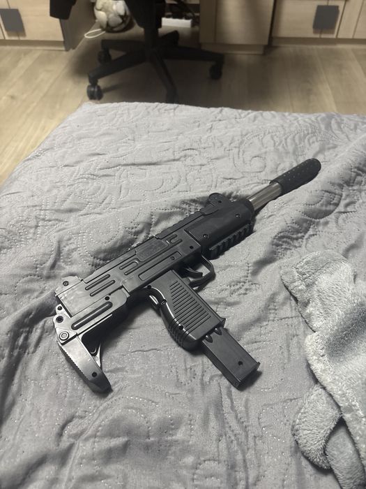 Arma de jucarie cu surpesor