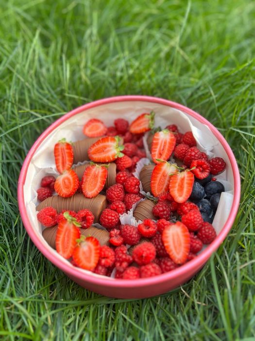 Клубника малина банан ягоды в шоколаде