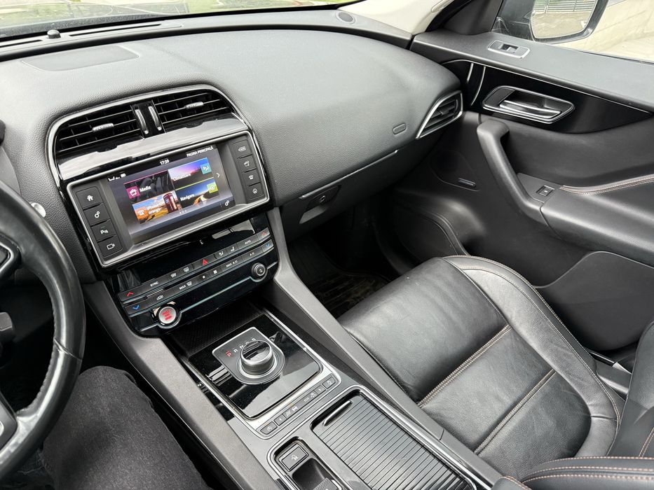 Jaguar F-Pace 2.0D 2016 negru