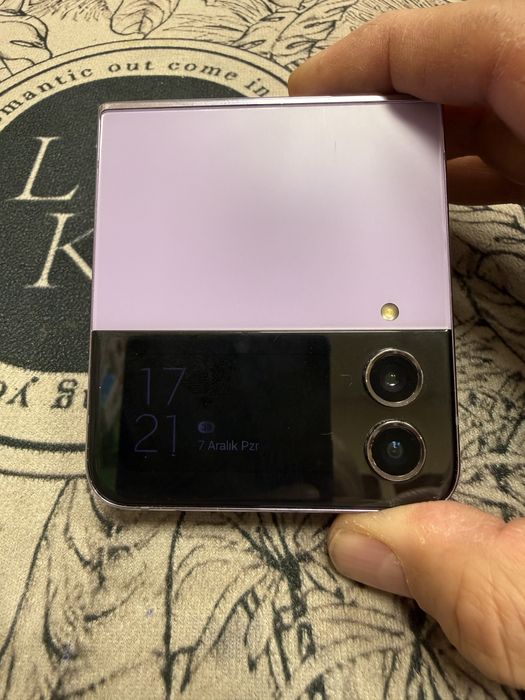 Samsung Galaxy Z Flip 4 - с дефект