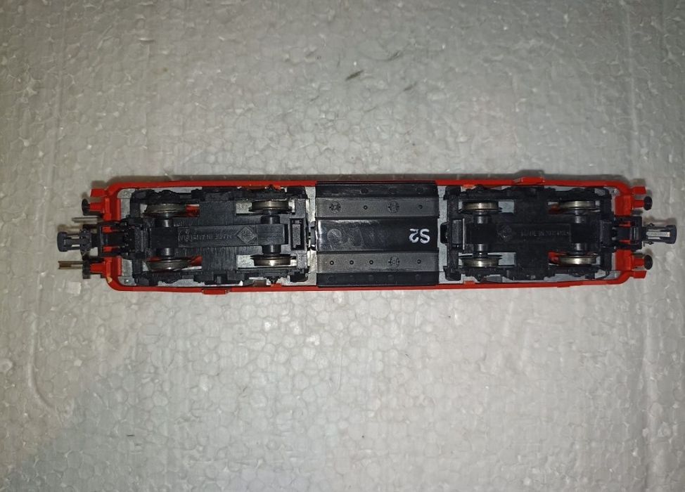 Locomotiva roco BR 215
Lumini frontale
Mufă pentru decodor digital
Tra