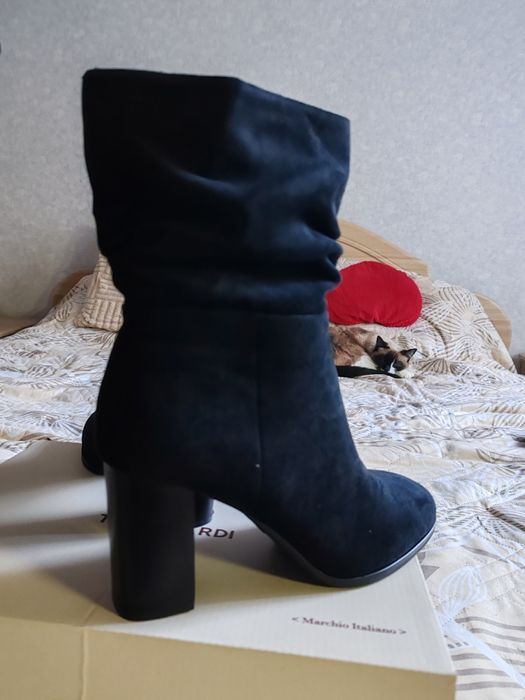 Продам замшевые полусапожки.