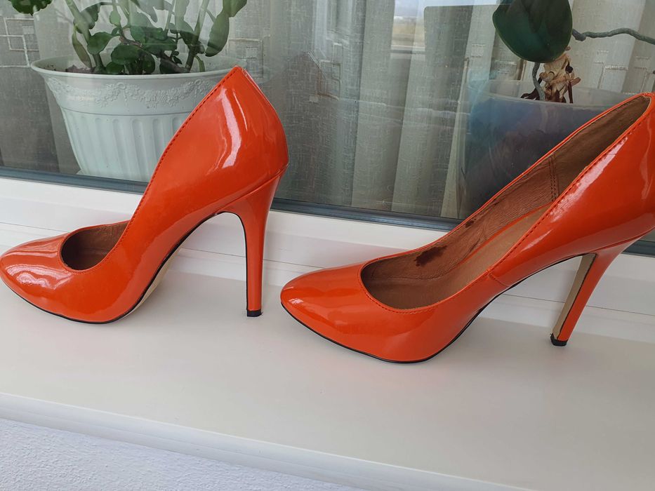 Pantofi stiletto din piele naturală lăcuită