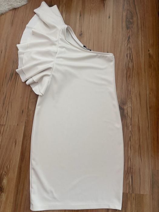 Елегантна бяла рокля с едно рамо и къдрици