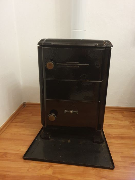 Semineu pe lemne din fonta si emailat