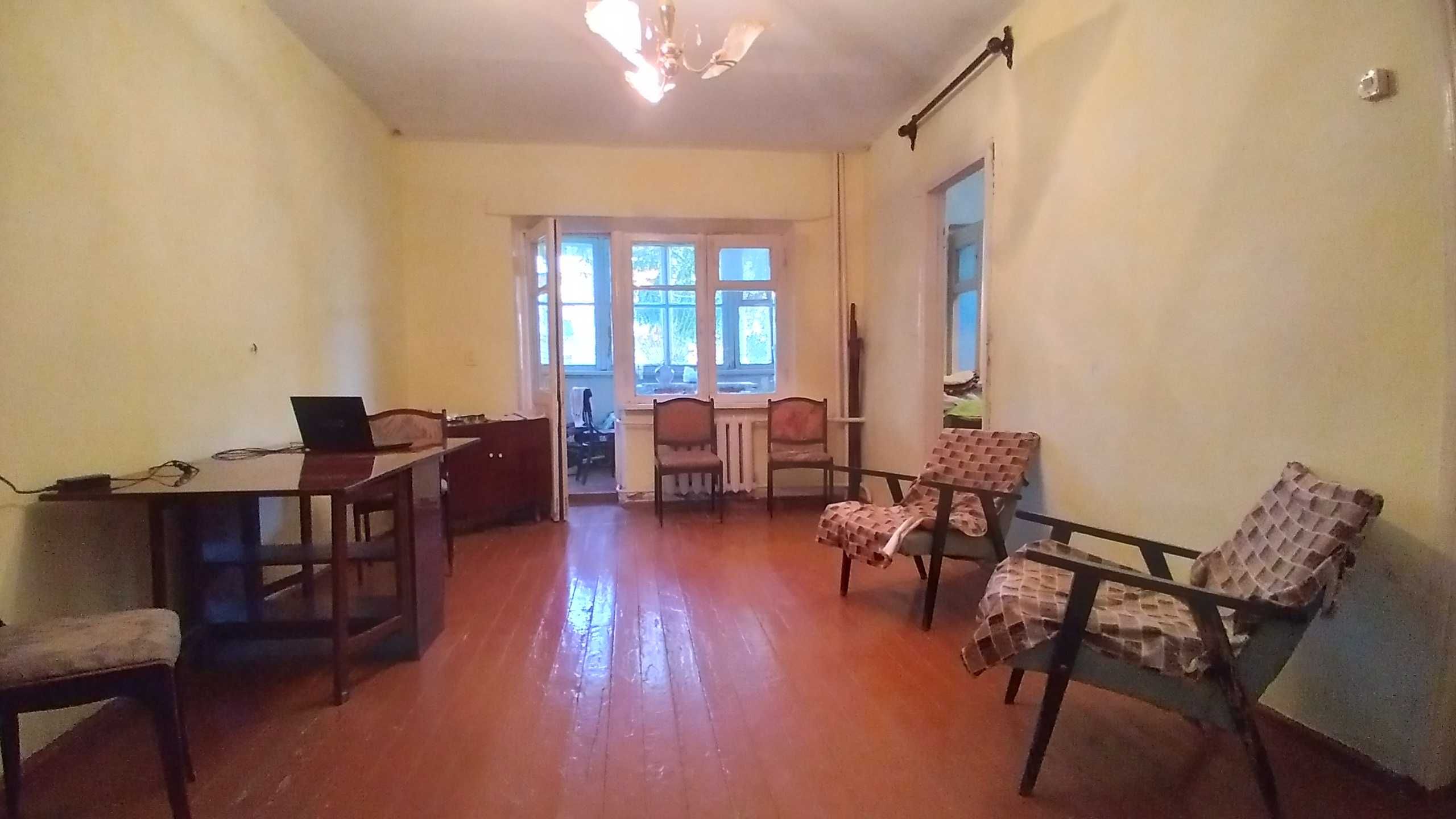 Shahar markazidagi birinchi qavatdagi ikki xonali kvartira sotiladi
