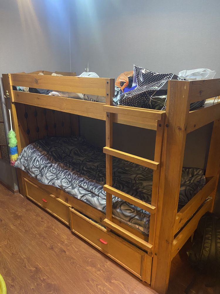 Продам двухярусную деревянную кровать