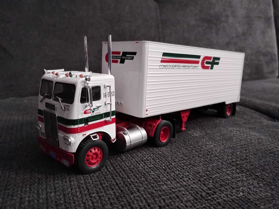 Америкнски камион Freightliner COE (1966) "C.E." , Полуремарке , 1:43