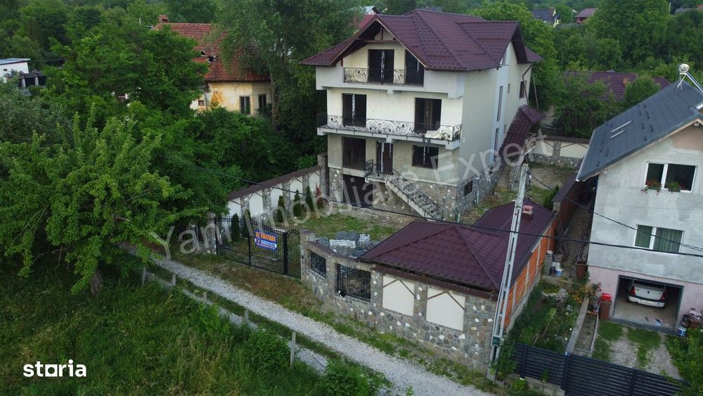 Casă de vânzare în Câmpulung, județ Argeș.