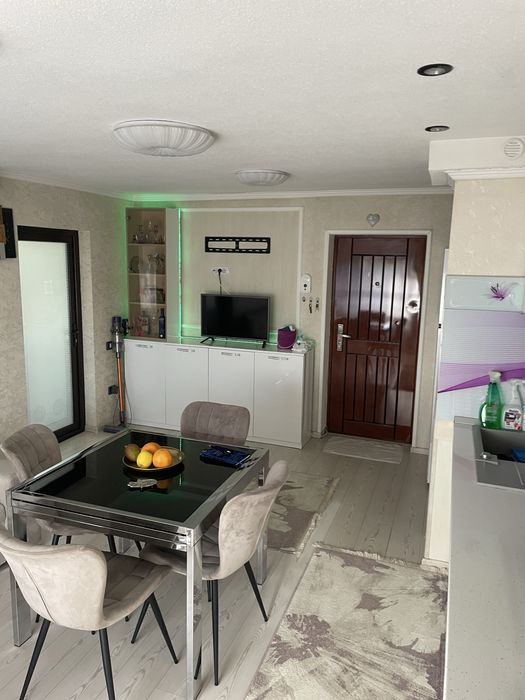 Vind apartament 2 dormitoare + livin open . Urgent