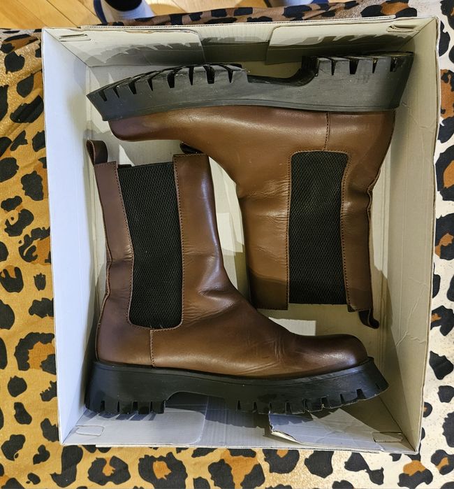 Vand ghetute de piele maro  la 100 de lei