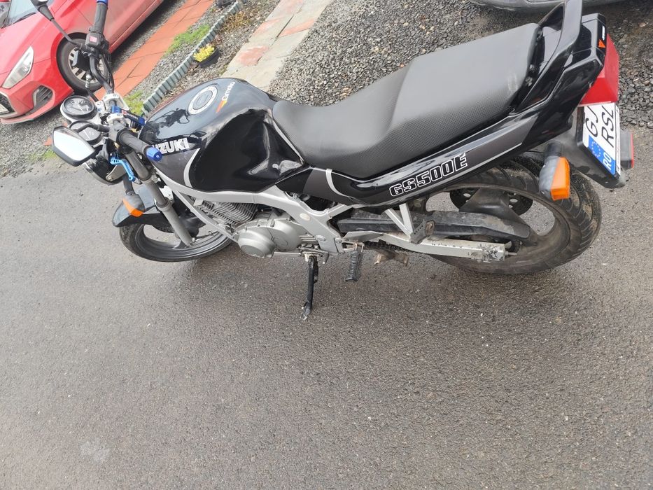 Vând motocicleta Suzuki