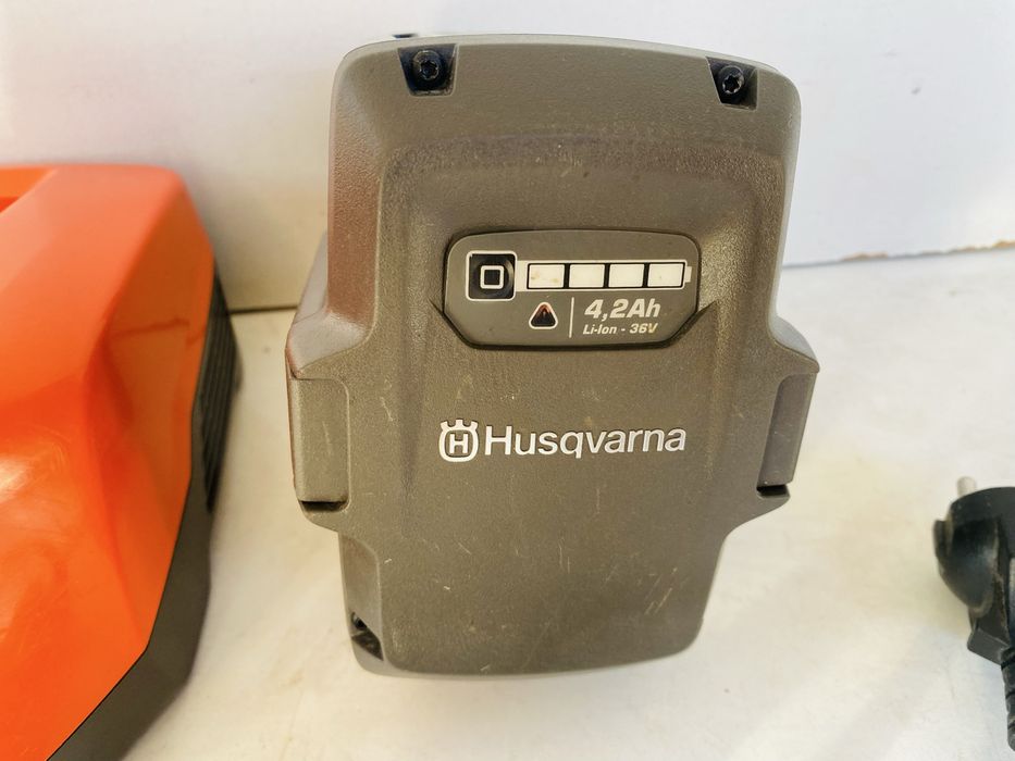 Husqvarna statie incarcate , incarcator si baterie , acumulator