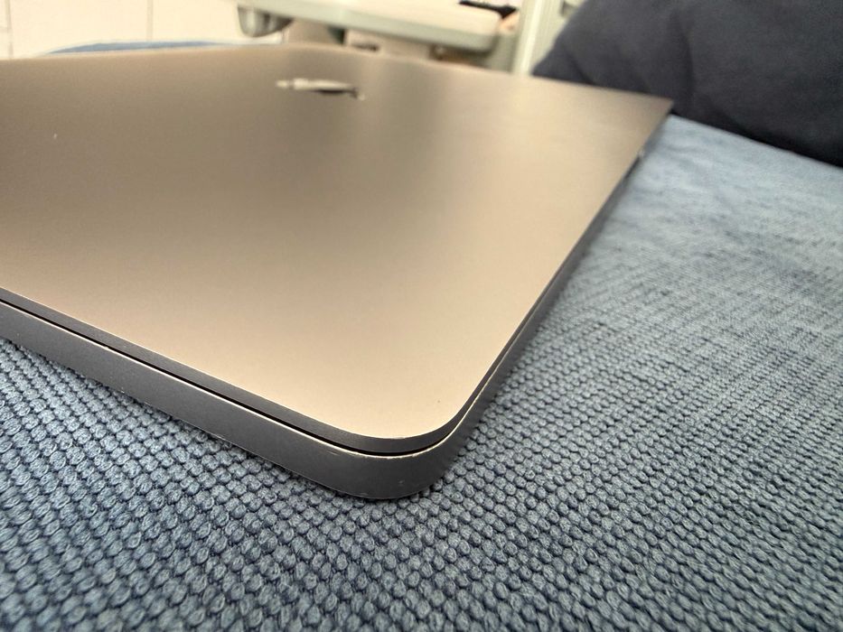 MacBook Pro 16" (2019) i9 / 16GB RAM - 1TB+8GB video – Stare Perfectă!