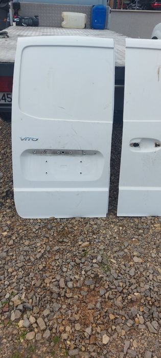 Продавам задни врати за Мерцедес вито 2007 година