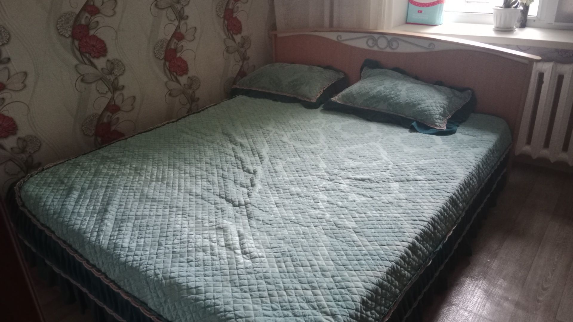 Продается люстра и двухспальный кравать с матрасом
