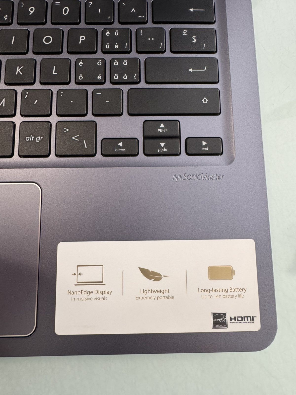 Лаптоп Asus със зарядно