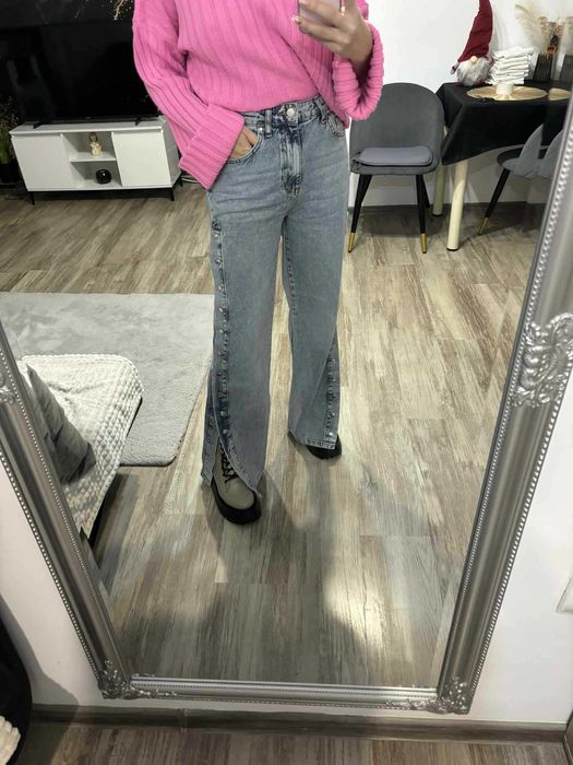 Blugi evazati cu capse noi