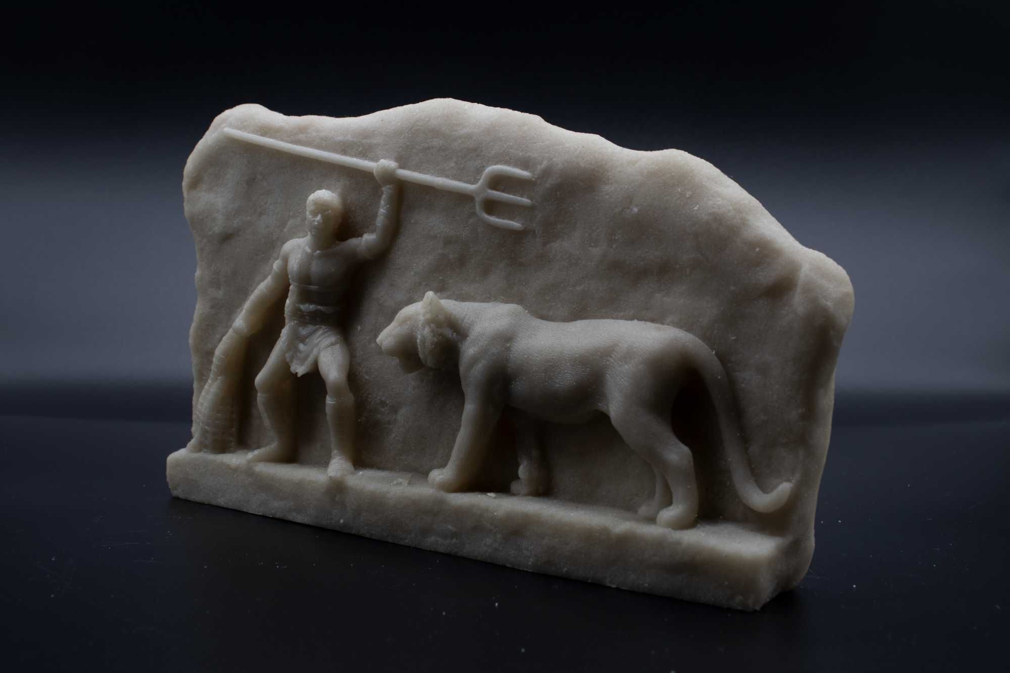 Ръчно изработена мраморна статуя на гладиатор, който се бие с див звяр