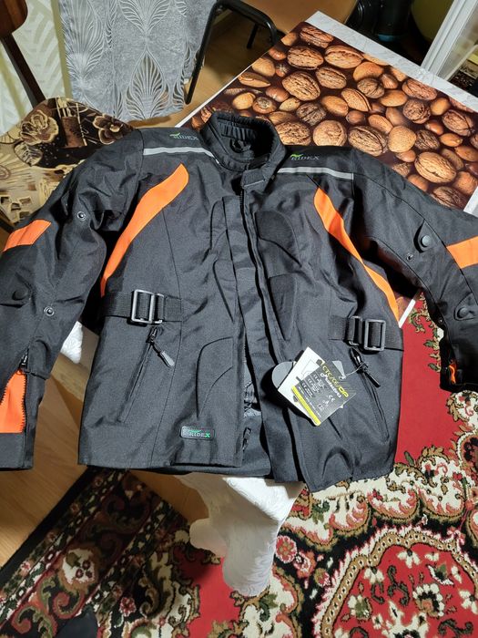 Vand geaca moto de  dama ,noua nepurtata