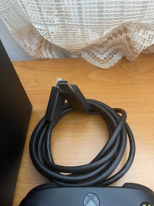 Xbox Series X 1 TB + 2 контролера + 3 игри