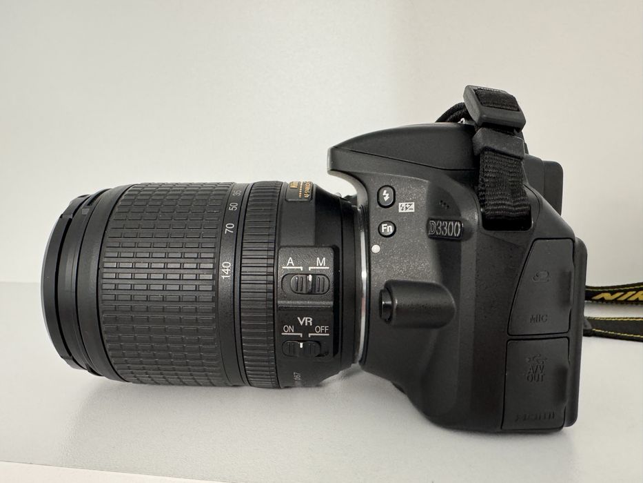 Nikon D330 + Nikon AF-S 18-140mm VR + Geanta + Card SDHC 32GB