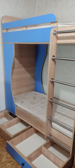 Продам детскую двухъярусную кровать