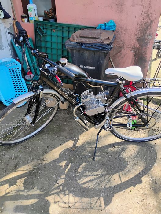 Vând scuter 49 cm preț 1200 Vând bicicleta cu motor preț 1500
