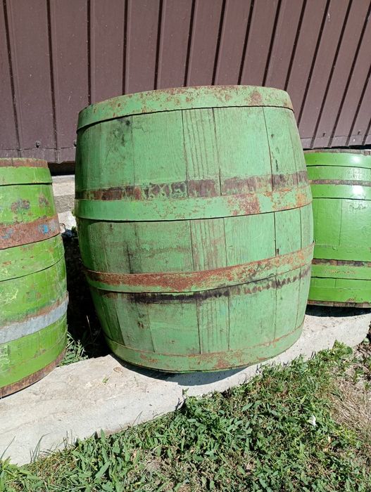 Vînd butoaie de țuică