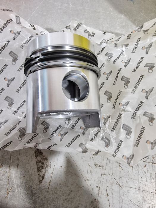 Piston echipat tractor fiat diametru 105 camera ardere într-o parte se