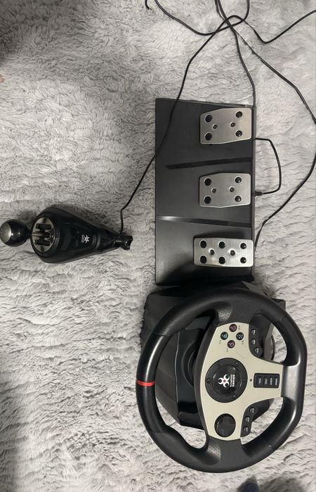 Ps 4 impreuna cu volan , pedale si schimbator viteze .