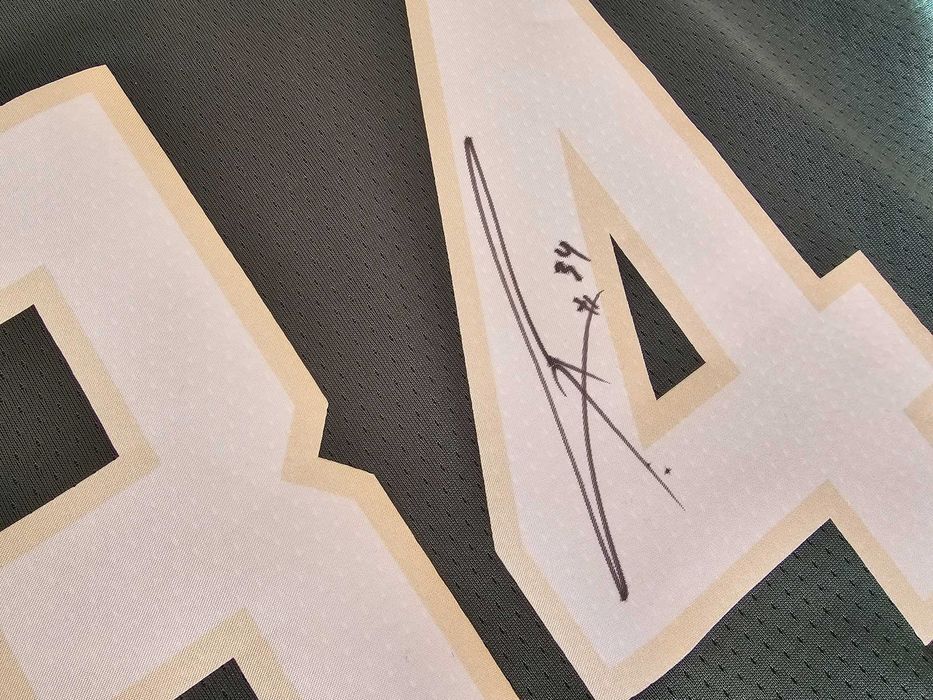 Потник на Milwaukee Bucks с автограф от Giannis Antetokounmpo