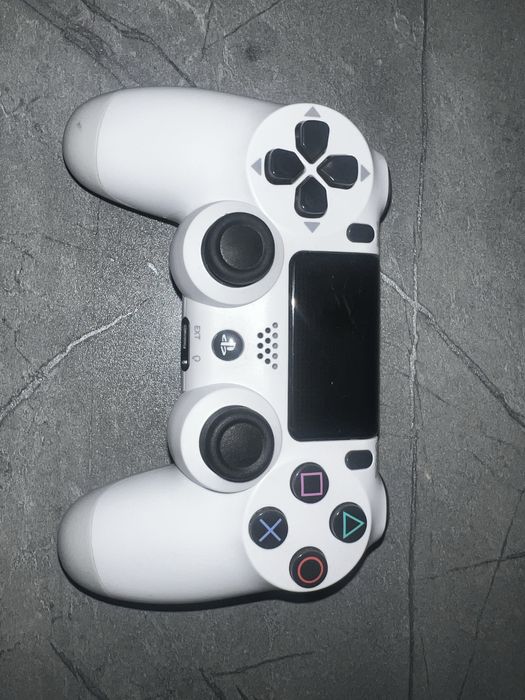 Продаю 2 джойстика пс 4 с держателем