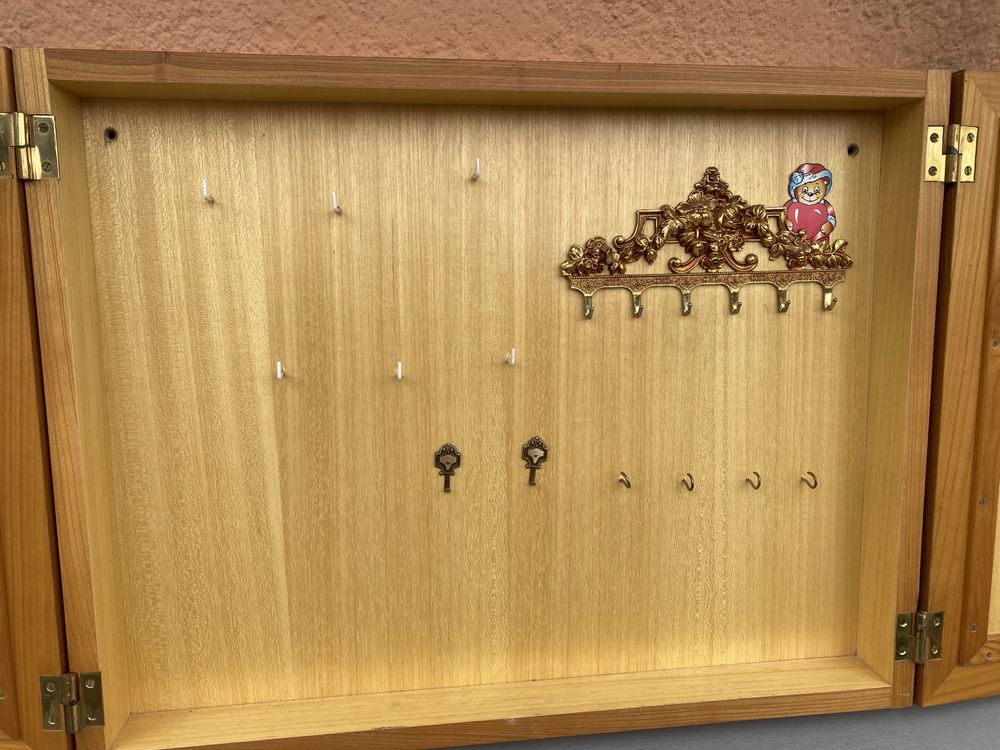 Голямо немско шкафче за ключове с гоблен