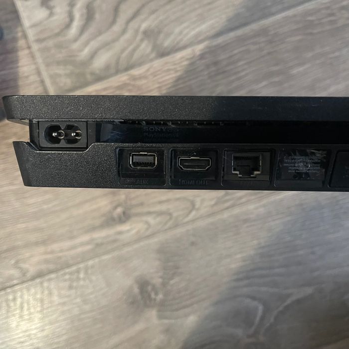 PlayStation 4 slim ps4 + 3 DualShocks