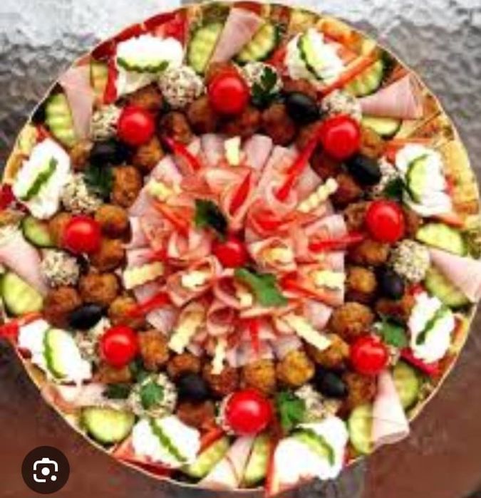 Sarmale, platouri și prăjituri asortate, pentru sărbători și eveniment