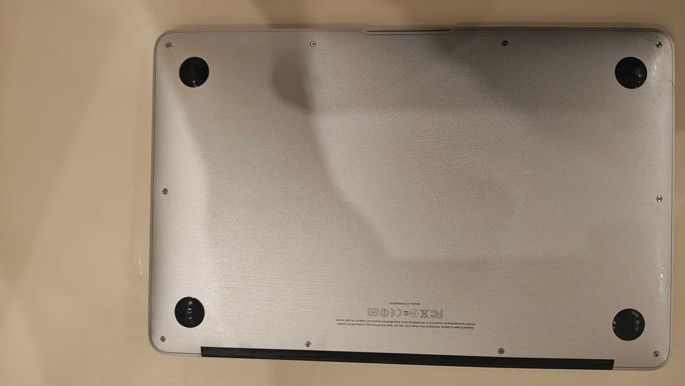 Продам MacBook air 13. С мышкой в комплекте