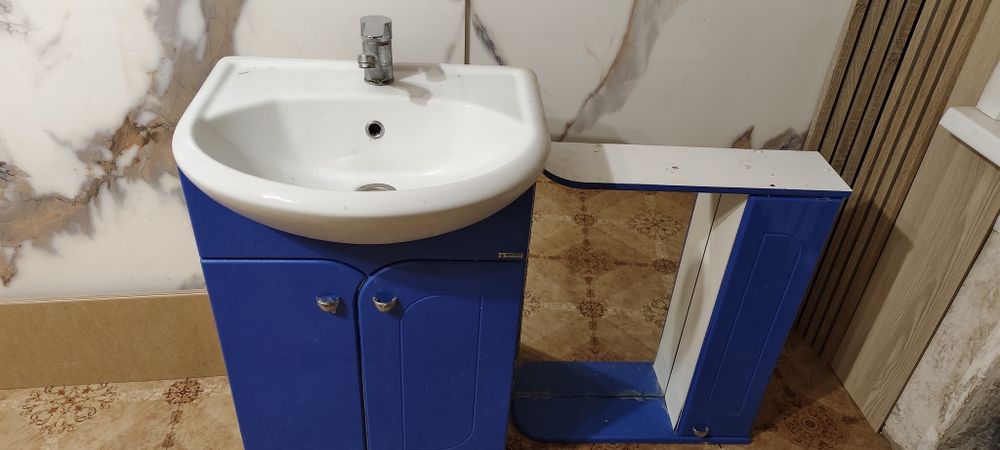 Продам тумбу с раковиной и зеркало