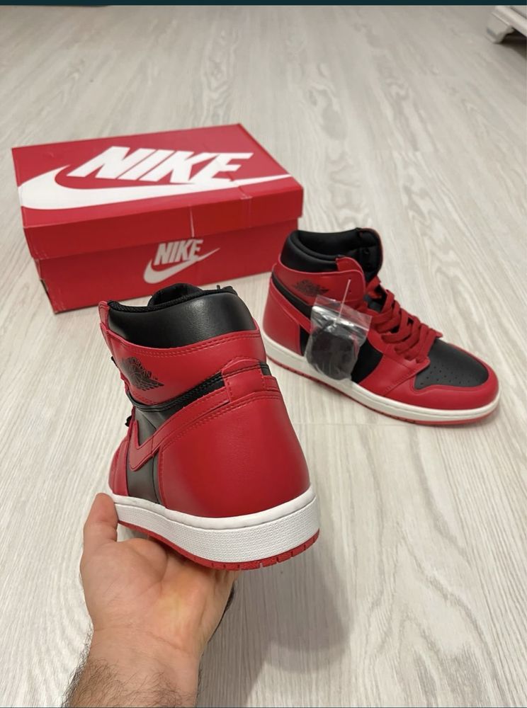 Adidasi Jordan 1 Varsity