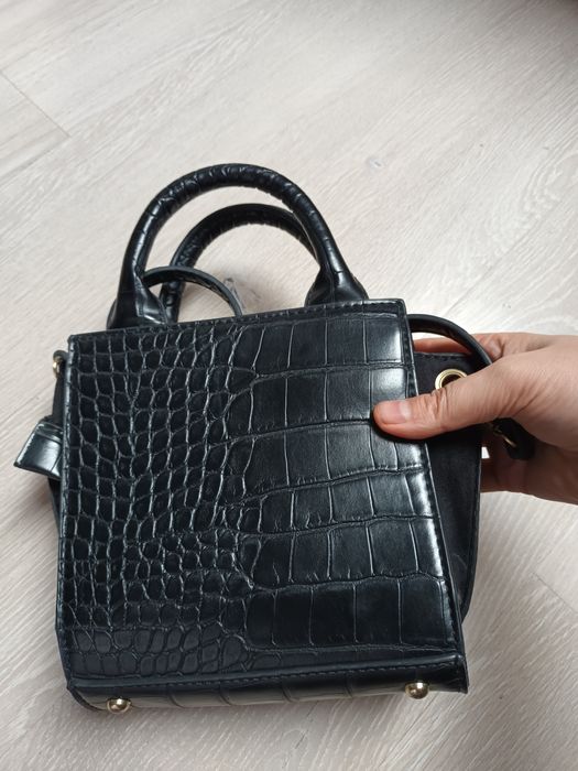 Vand gentuta Parfois și altele,30 lei